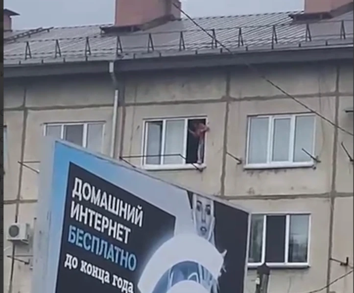 Женщина пыталась выпрыгнуть из окна квартиры на шестом этаже